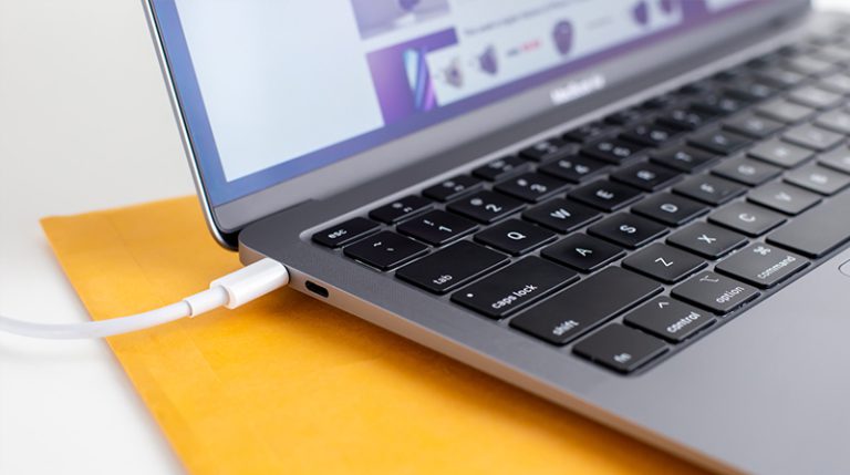 Tìm hiểu cơ chế sạc pin của Macbook sẽ giúp bạn xác định có nên vừa sạc vừa dùng Macbook hay không